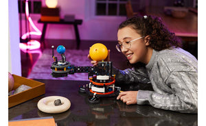 42179 | LEGO® Technic Planet Earth and Moon in Orbit