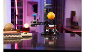 42179 | LEGO® Technic Planet Earth and Moon in Orbit