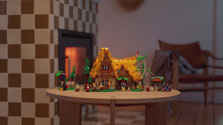 43242 | LEGO® Disney™ Snow White and the Seven Dwarfs' Cottage