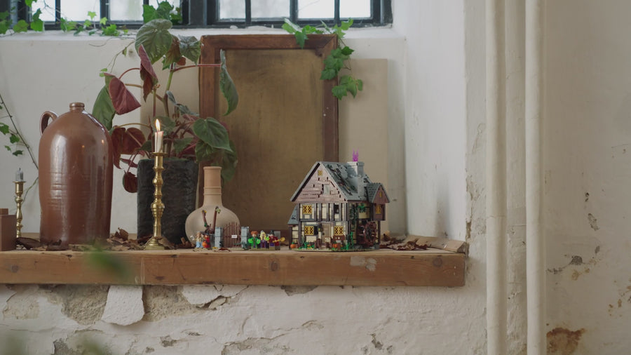 21341 | LEGO® Ideas | Disney Hocus Pocus: The Sanderson Sisters' Cottage